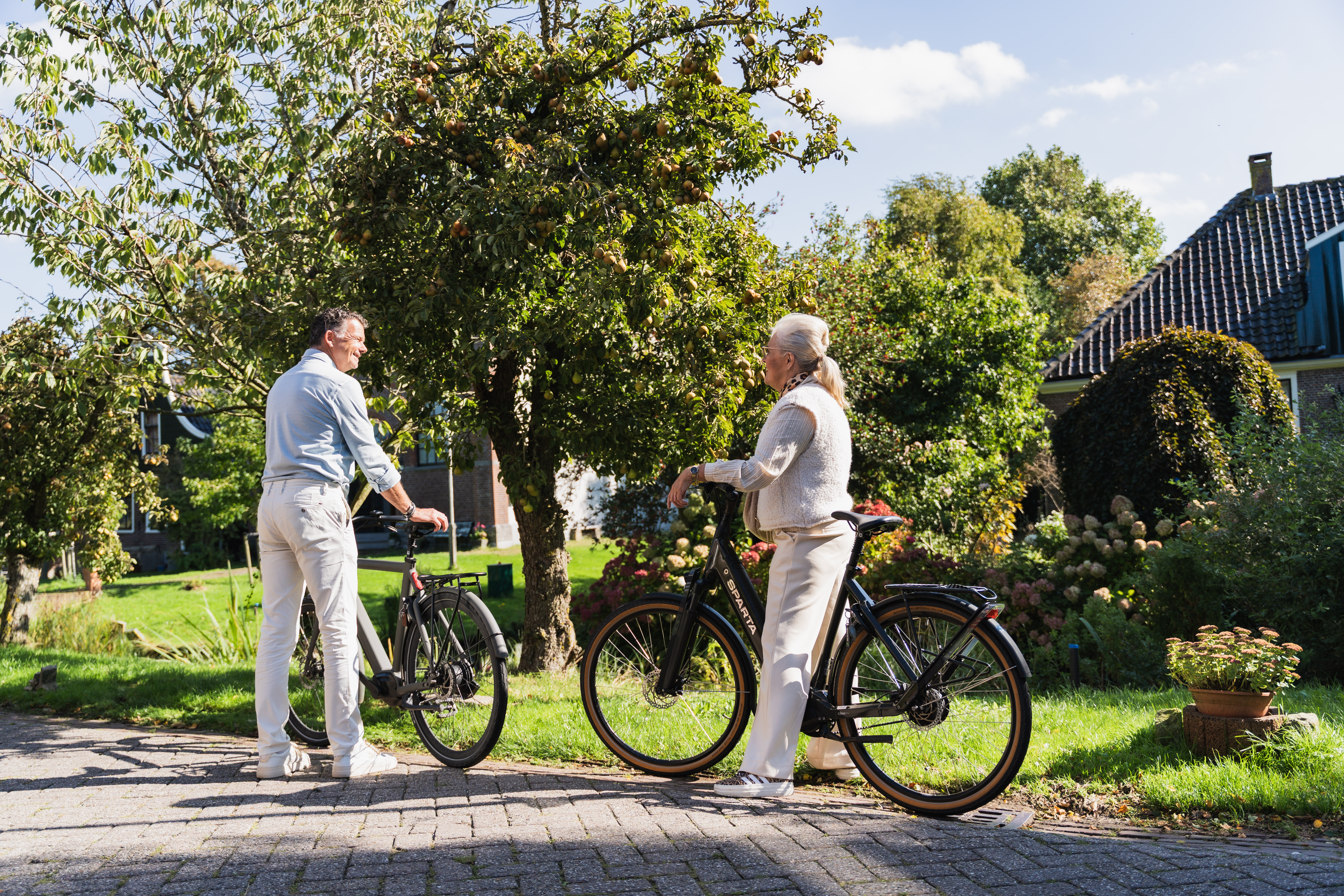 Man en vrouw aan het fietsen in Land van Leeghwater